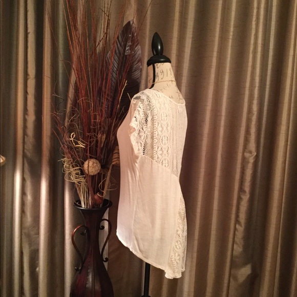 Gorgeous Cream Lace Back High-Low Design Top - Picture 3 of 8